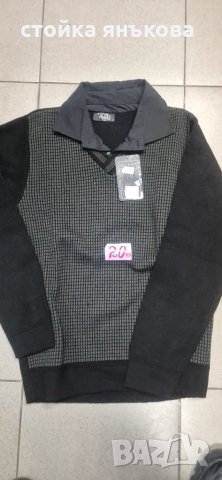 Продавам интересен черен мъжки пуловер с яка 