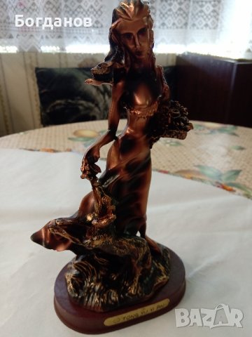 СТАТУЕТКИ ЕЛЕГАНТНИ И КРАСИВИ 2 БР. ПО-ТЪМНА И ЧЕРВЕНА