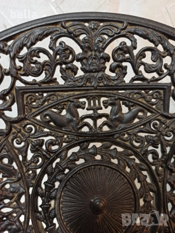 Масивна  чугунена чиния която е отлята и е за окачване на стена.Изцяло богато украсена с ажурна деко, снимка 5 - Антикварни и старинни предмети - 52771782