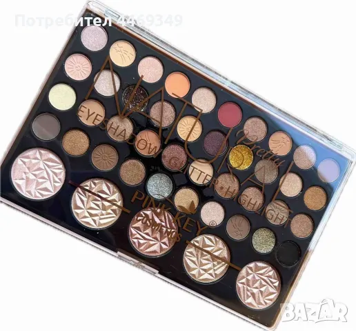 Различни палитри с гримове 