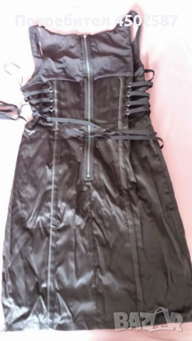 Черна рокля с корсетни елементи