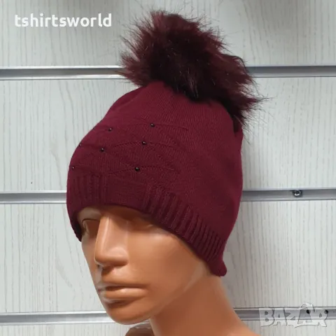 Нова зимна дамска шапка с камъчета отпред и с пух/помпон в цвят бордо, снимка 2 - Шапки - 48210108