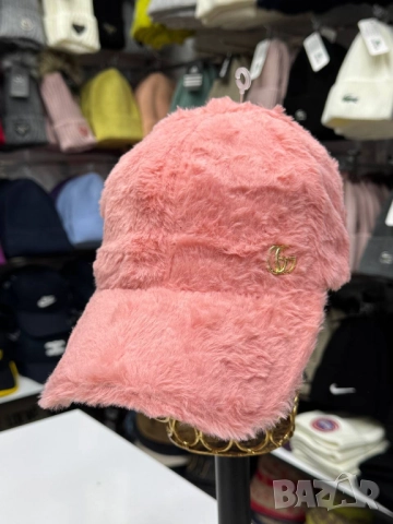 пухени шапки с козирка ysl saint laurent gucci, снимка 5 - Шапки - 52013769