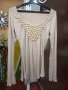 Бежова блуза с дълъг ръкав с декорация от перли и рапанчета