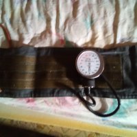 Продавам апарат за измерване на кръвно налягане , снимка 1 - Уреди за диагностика - 43816379