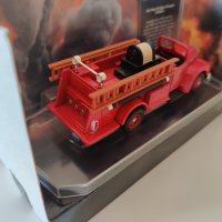 Метална количка Corgi- Пожарна кола 1953 Mack B Open Pumper , снимка 4 - Колекции - 33020701