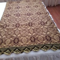 Продавам нова вълнена домашно тъкана  покривка за легло в долния край с изплетена дантела. , снимка 2 - Покривки за легло - 37174489