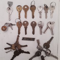Стари ключове и мини катинарче, снимка 1 - Други ценни предмети - 40612444