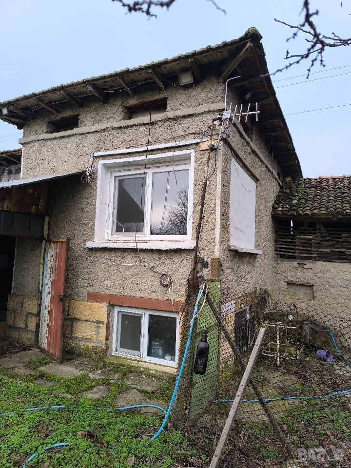 Продавам здрава двуетажна тухлена къща в село Дянково, снимка 1