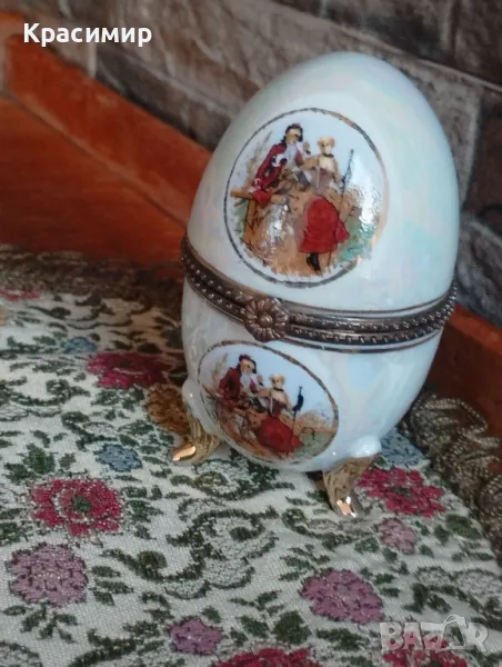 Порцеланово яйце със седефен ефект Кутийка за бижута с височина 8,5 см , снимка 1