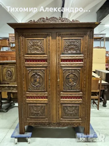 Двукрилен гардероб от дъбов масив
