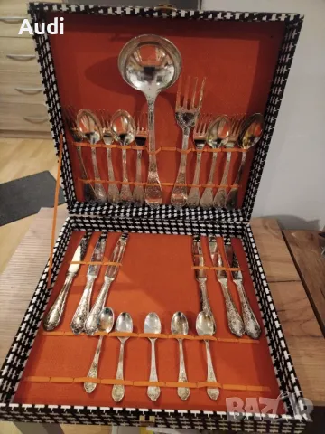 Посребрени прибори за хранене. Комплекта е в кутия  Комплектьт включва: Вилица и льжица за сервиране