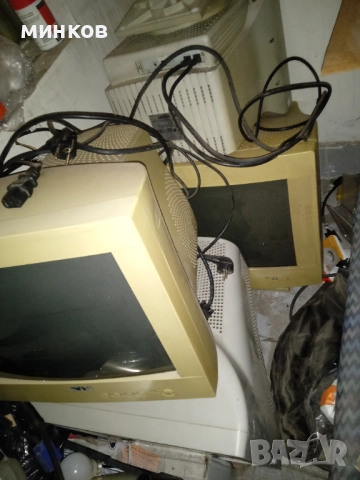 Накуп уреди от Австрия 1 бус компютри монитори бюра столове кафемашини ТV стари Рутери и др.уреди, снимка 9 - Работни маси и бюра - 52892632