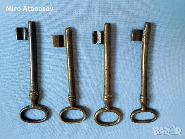 Лот 4 големи стари бронзови ключа, снимка 2 - Антикварни и старинни предмети - 52793963