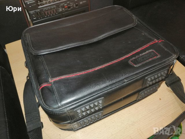 Продавам отлична черна кожена чанта за лаптоп 13-14",TARGUS