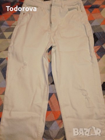 Розова блуза и бели дънки