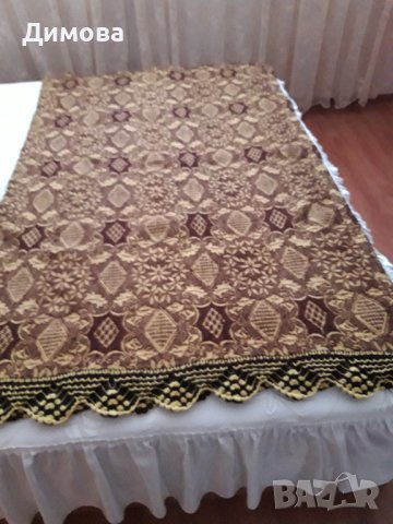 Продавам нова вълнена домашно тъкана  покривка за легло в долния край с изплетена дантела. , снимка 2 - Покривки за легло - 37174489