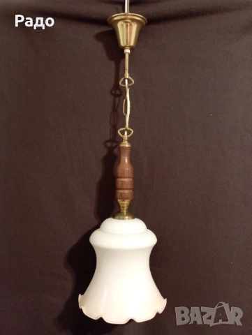 Красив полилей с голям бял стъклен абажур