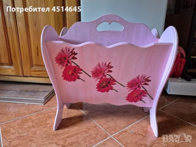 Елегантна поставка за списания и книги в розово 