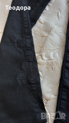 Дънки с бродерия, снимка 3 - Дънки - 38435737