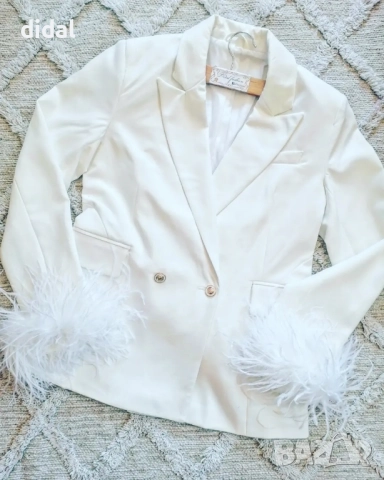 Вталено сако с естествени щраусови пера 