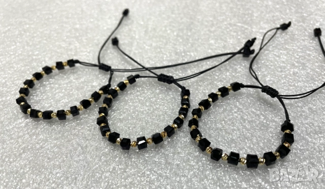 Гривни с фасетиран черен оникс и златисти топчета – ръчна изработка, снимка 3 - Гривни - 51535581