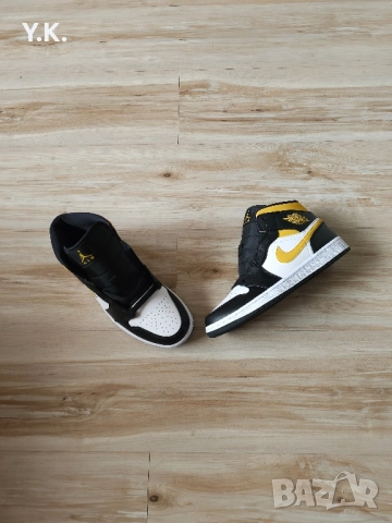 Оригинални мъжки кецове Nike Air Jordan 1 Mid White Pollen Black, снимка 6 - Кецове - 52129047