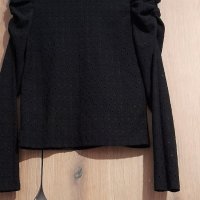 Черна блузка с къдрави рамене S , снимка 3 - Блузи с дълъг ръкав и пуловери - 34935148
