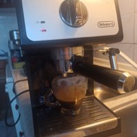 Кафе машина Делонги с ръкохватка с крема диск и 3 броя цедки, работи отлично , снимка 1 - Кафемашини - 39592279