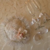 Сватбени чаши с украса от сатен и органза., снимка 1 - Други - 39984299