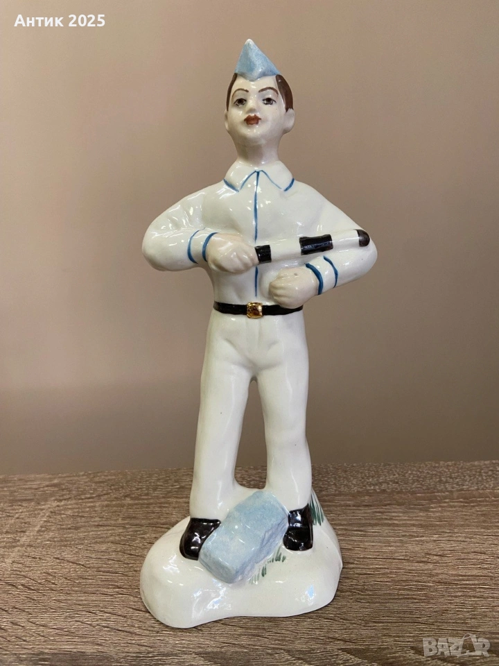 Винтидж порцеланова фигурка „Юен регулировчик на автомобилното движение“, снимка 1