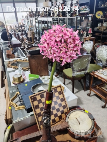 МНОГО КРАСИВА И ЕКТРАВАГАНТНА ВАЗА С ЦВЕТЕ 