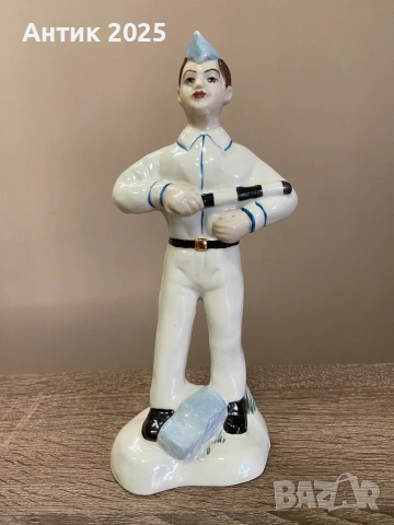 Винтидж порцеланова фигурка „Юен регулировчик на автомобилното движение“