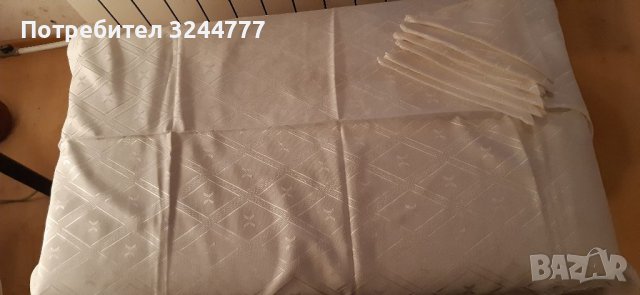 Бяла памучна покривка в комбинация със салфетки