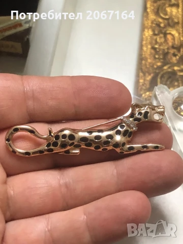 Красива брошка