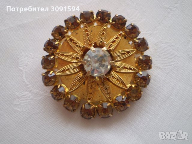 Ретро брошка жълт метал с Чешки кристал, снимка 1 - Антикварни и старинни предмети - 39449271