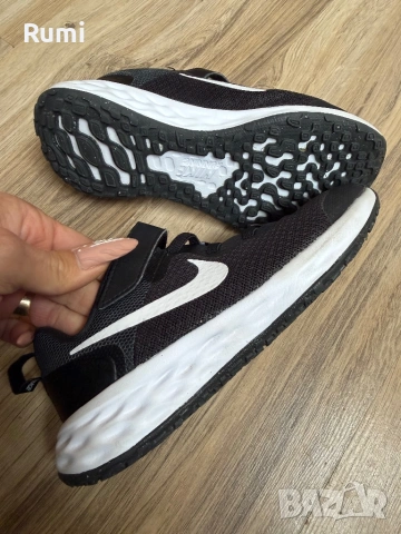 Оригинални юношески маратонки Nike Revolution 6! 30 н, снимка 4 - Детски маратонки - 53204790