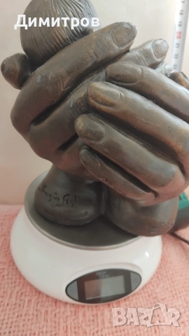 Авторска скулптура бебе във ръце, снимка 4 - Антикварни и старинни предмети - 52788778