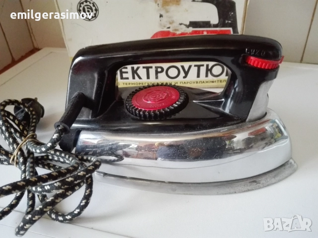 Микровълнова фурна , орехомелачка и две ретро ютии., снимка 13 - Микровълнови - 45706849