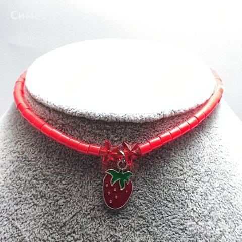 Колиета и гривни от камъчета и мъниста 