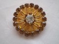 Ретро брошка жълт метал с Чешки кристал, снимка 1 - Антикварни и старинни предмети - 39449271