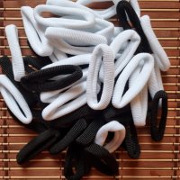 Обикновени ластици в пакет бял и черен цвят, снимка 1 - Аксесоари за коса - 39473492