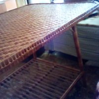 Трапезна маса плетена   на две нива и два плетени трапезни стола тип фотьойли, снимка 1 - Маси - 44125304
