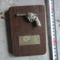Бронзова фигура пластика Revolver Sieger, снимка 1 - Колекции - 42991221