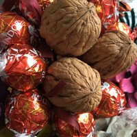 LOVE MANDARINE 🍊 Букет 💐 Бонбони LINDOR 🍬 Цветя Шишарки 🌲 Орех 🌰 Ръчна Изработка ⚒️, снимка 11 - Декорация за дома - 35129539