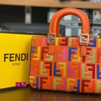 Дамска чанта Fendi, снимка 1 - Чанти - 32392187
