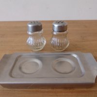 Комплект солница и пиперница с метална поставка, снимка 4 - Аксесоари за кухня - 43996895