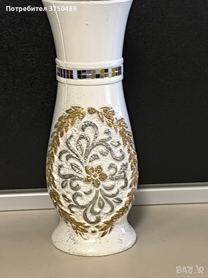 Керамична ваза украсена със златисти и сребристи мотиви, снимка 1