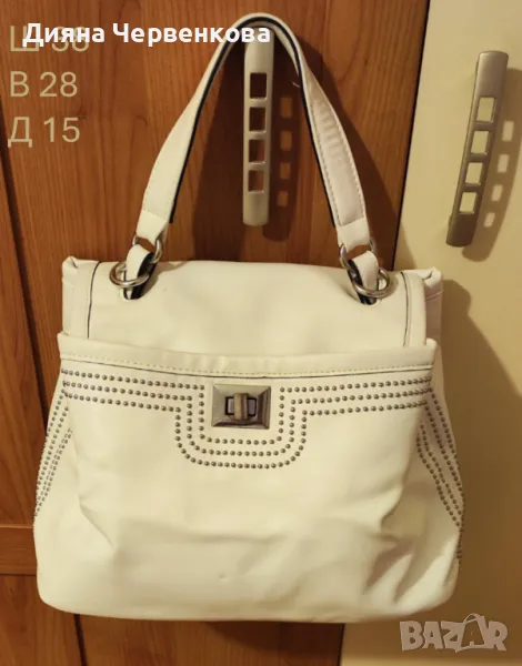 Бяла дамска средно голяма чанта с капзи, еко кожа, снимка 1