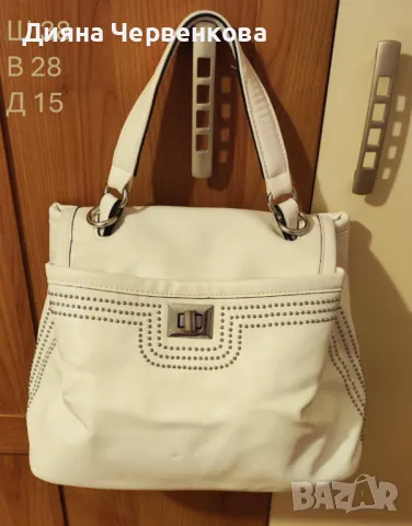 Бяла дамска средно голяма чанта с капзи, еко кожа